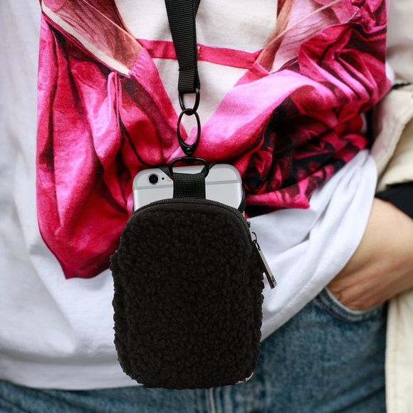 Black Smartphone Holder Faux Fur Teddy Zipper Pouch - Picture 1 of 6